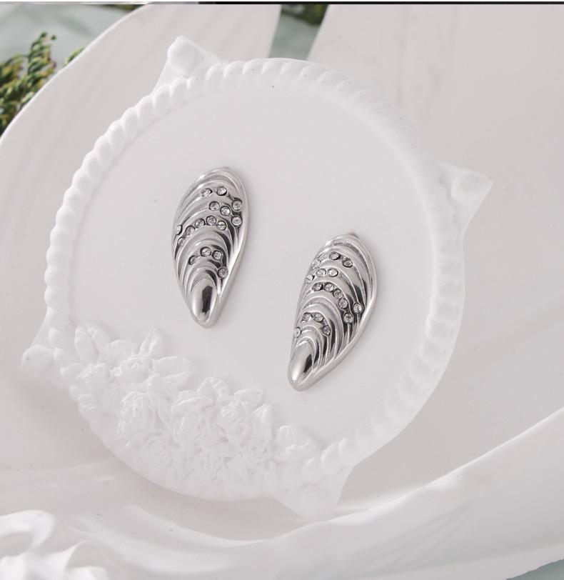 Retro Gold Texture Shell Stud Earrings with Inlaid Diamonds - Non-fading Stainless Steel Design