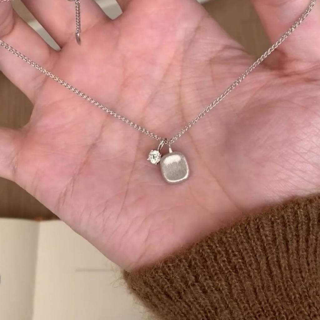 Vintager Antique Brushed Gold Small Sugar Cube Necklace Women'S Light Luxury Gold High-End Sweater Chain Collarbone Chain