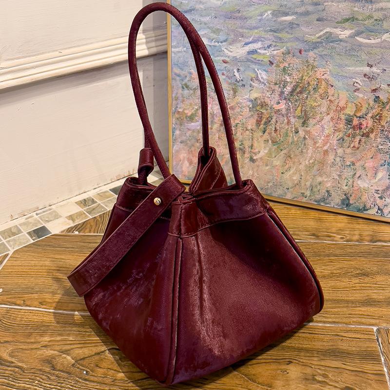 2024 New Model High-End Stylish Wing Bag for Women, Single-Shoulder Handheld Bucket Bag, Fashionable Chinese-Style Small Square Bag