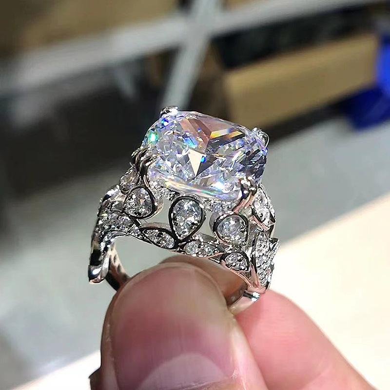 

Hui Zhi Yi Vintage Luxury S925 Silver Ring with High Carbon Diamonds Size 9