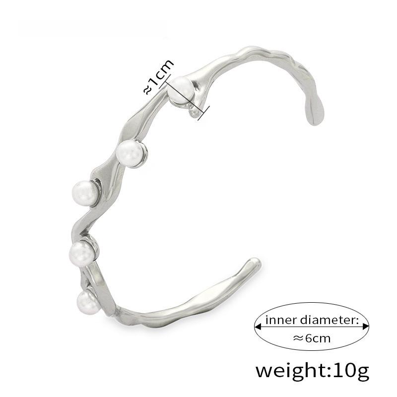 

Европейский и американский легкий роскошный открытый браслет с жемчугом и цветами для женщин - титановая сталь с позолотой в пасторальном стиле.