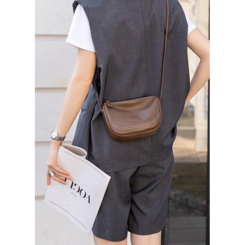 

Same Style with Mall Genuine Leather Summer Shoulder Messenger Bag Female 2025 New Arrival Fashion Crescent Vegetable Tanning Leather Mobile Phone Bag Brown