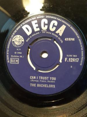 7inch Record BACHELORS - Can I Trust You F12417 Decca 1966 UK Pop Used
