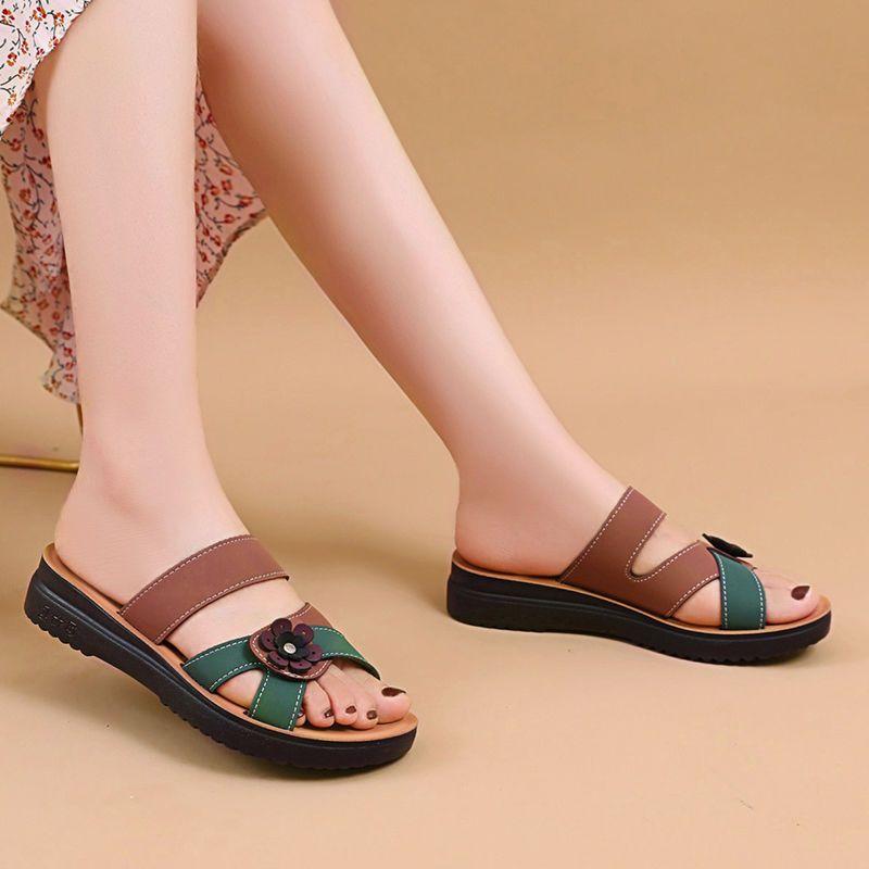 Pantofle pro maminky dámské letní nošení 2024 pro střední a starší věk s plochou podrážkou protiskluzové pro seniory pohodlné z měkké kůže pro střední věk chladné pantofle