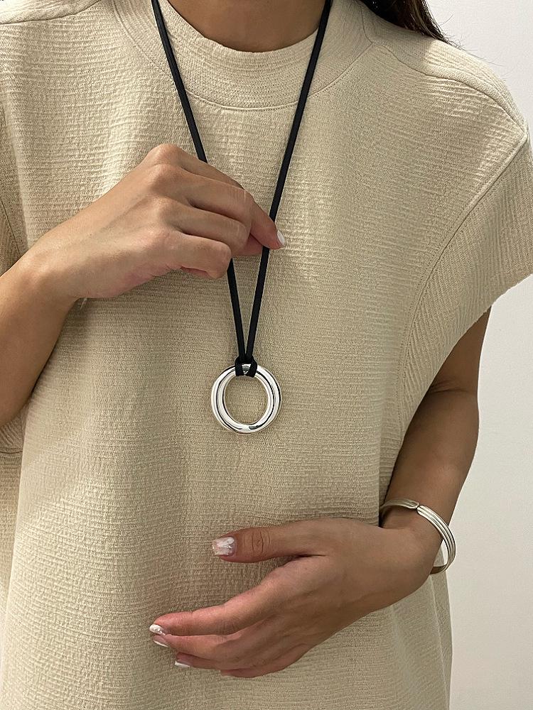 Bohemian Ethnic Distressed Bow Metal Necklace with Versatile Long Round Pendant 2025