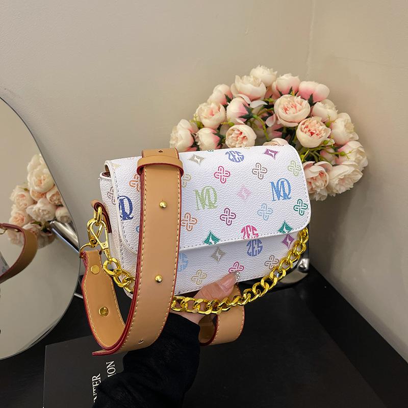 

Новая женская сумка модная и универсальная трендовая с буквенным принтом пресбиопии, цепочка, маленькая квадратная сумка, сумка на одно плечо, сумка через плечо разноцветный