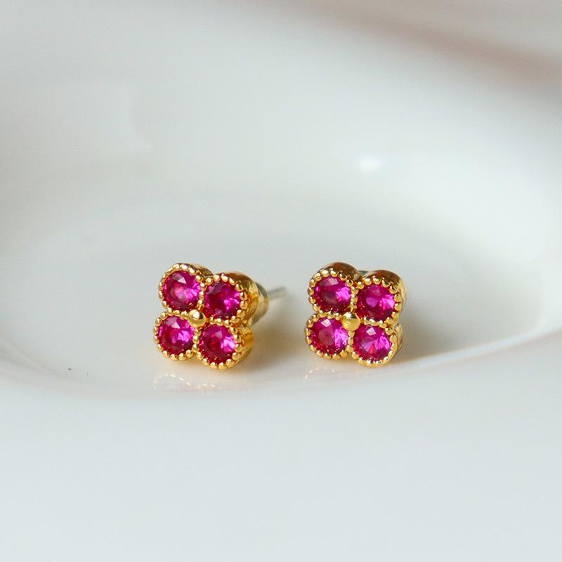 

Элегантные серьги-клевер из цветного циркона – Роскошный миниатюрный дизайн для универсальной носки розы красного