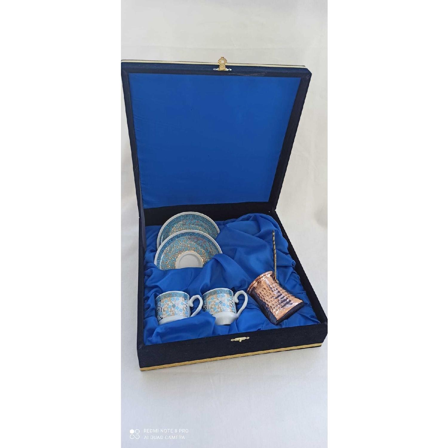 

Медный кофейник в бархатной упаковке и набор двойных фарфоровых чашек с позолотой