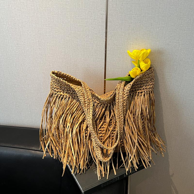 Летняя популярная сумка с бахромой большой вместимости женская 2025 новая модная сумка на плечо пляжная отпускная сумка-тоут хаки