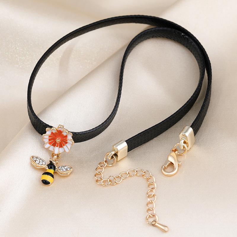 

Short Cute Choker Necklace For Women Highlighting Adorable Bee And Elements Flower
