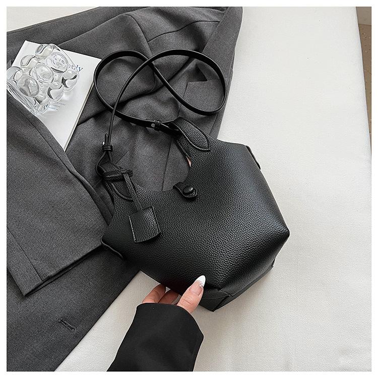 

Bags women s large capacity 2025 new casual Korean version fashion women s bags messenger bags women s commuting bucket bags чёрный
