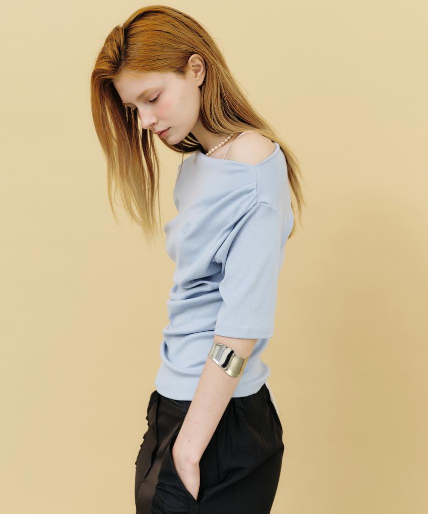 Nigaennikol Half Shirring Drape Boat Neck Top_Sora