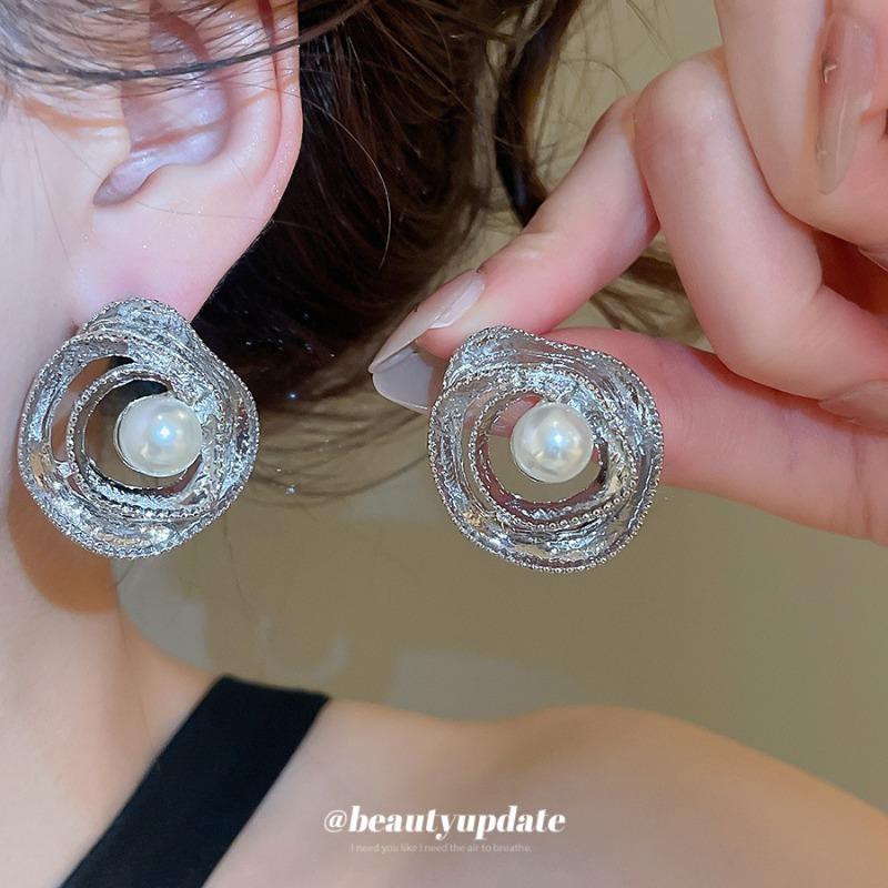 European and American silver needle winding circle pearl stud earrings temperament versatile minimalist earrings light luxury high-end earrings