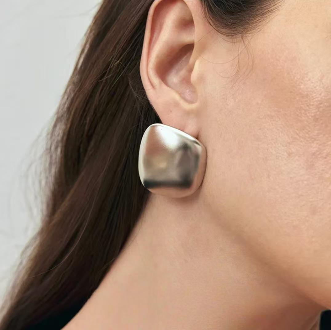 

Серьги-гвоздики до колена с матовой отделкой, женские квадратные преувеличенные серьги класса люкс, легкие серьги класса люкс, простые серьги с дизайном Cold Wind Niche