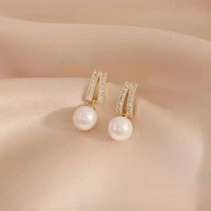 Pendientes de perlas de alta gama de moda Pendientes retro de nicho francés de lujo ligero Pendientes de perlas simples y versátiles para mujer