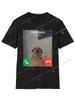 Maglietta Grafica Divertente Gustavo il Cane Chiamata Telefonica Nera Casual Manica Corta Girocollo con Gustavo Sta Chiamando