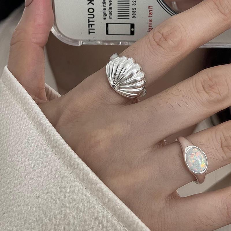 Einzigartiger Muschel-Design Opalsteinring für Damen mit stilvoller verstellbarer Geometrie