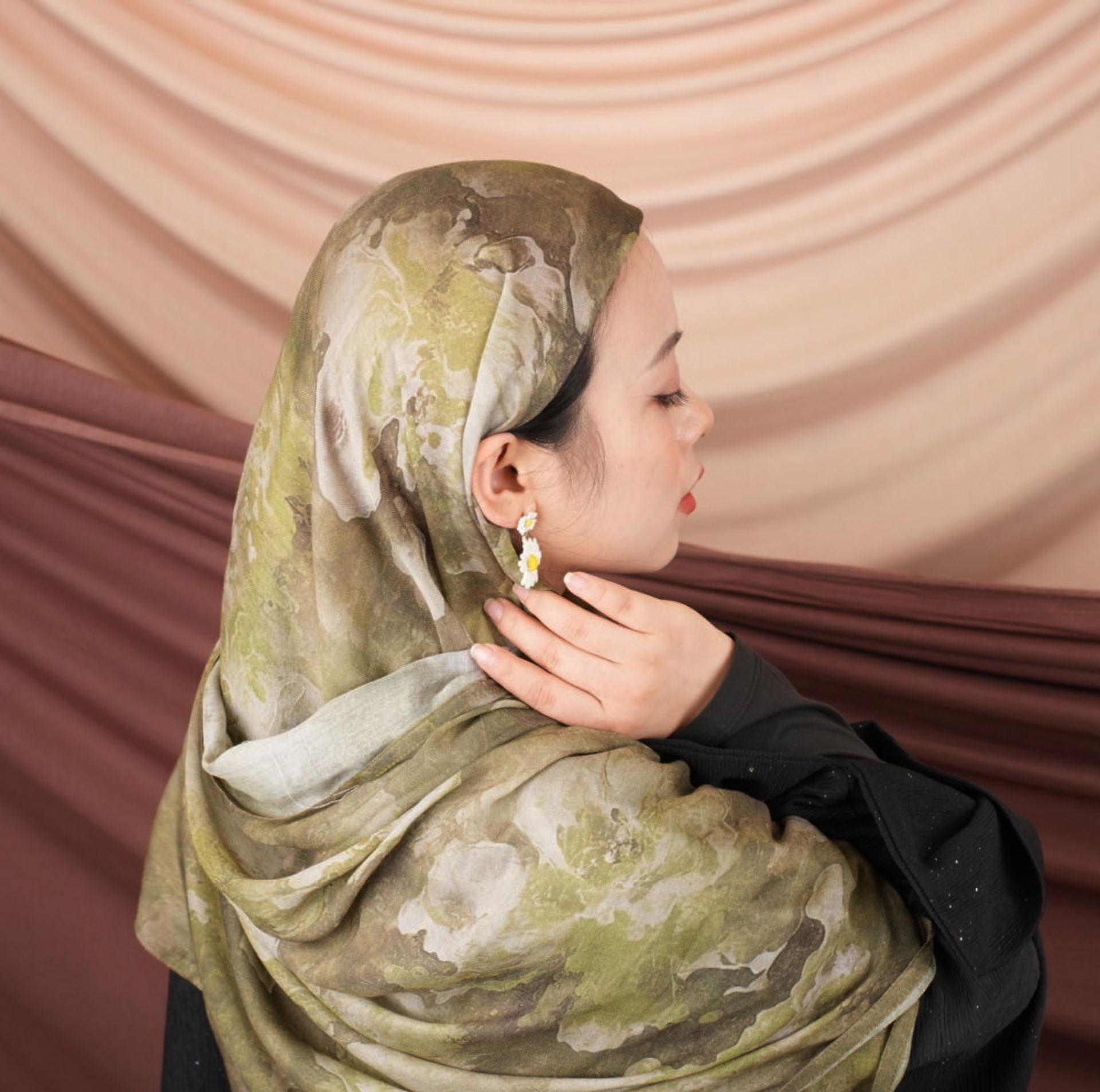 

Fashion Watercolour Floral Printed Hijab Modal Breathable Soft Cotton Rayon Viscose Woven Modal Muslim Women Shawl Hijab Scarf