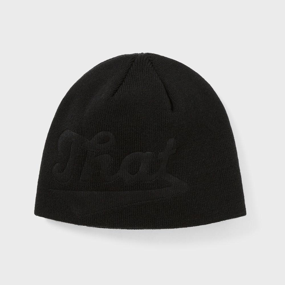 Эта шапка-бини с тиснением, без отворота, черная F