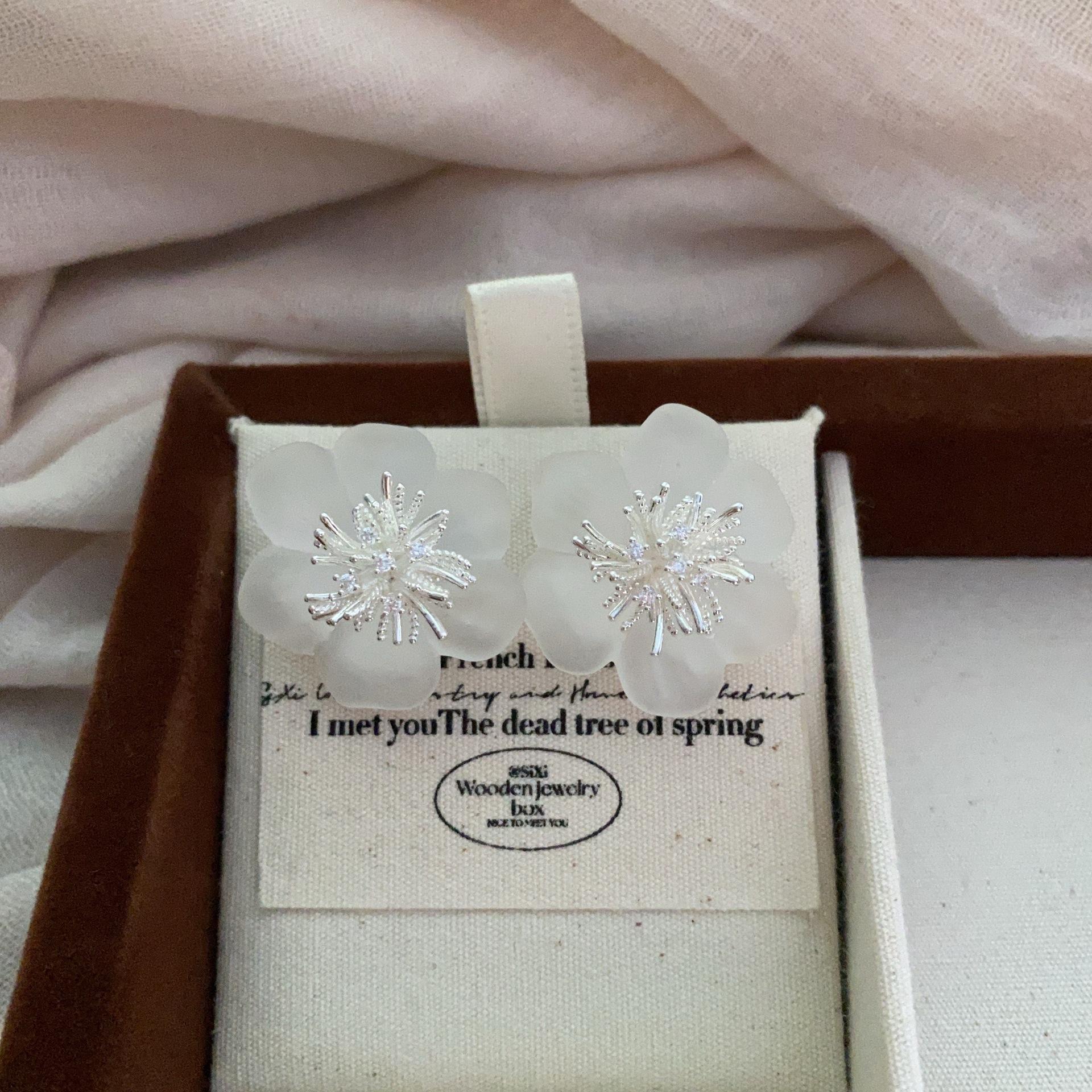 

White camellia stud earrings, high-end transparent petals, small fresh and sweet versatile light luxury romantic earrings