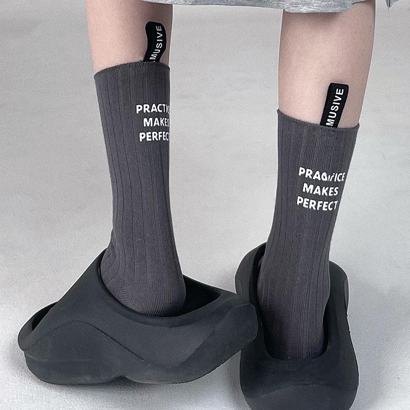 Trendige Marke Nischendesign Fersenetikett Buchstabensocken Paar Mittelschaftsocken Trendige Internet-Berühmtheit Sport Baumwollsocken