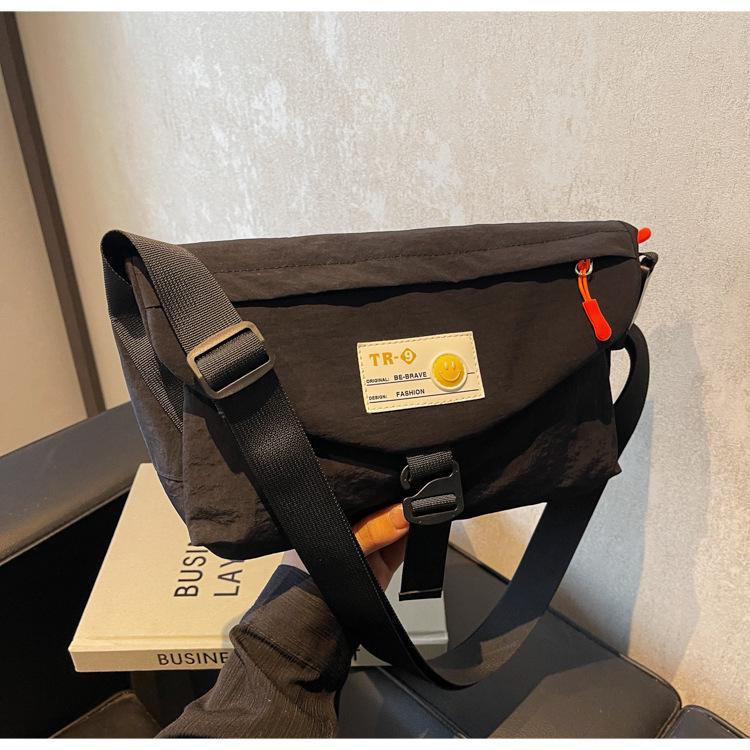 

Женская легкая повседневная сумка-мессенджер в спортивном стиле — универсальный, фактурный и простой дизайн для повседневного использования чёрный