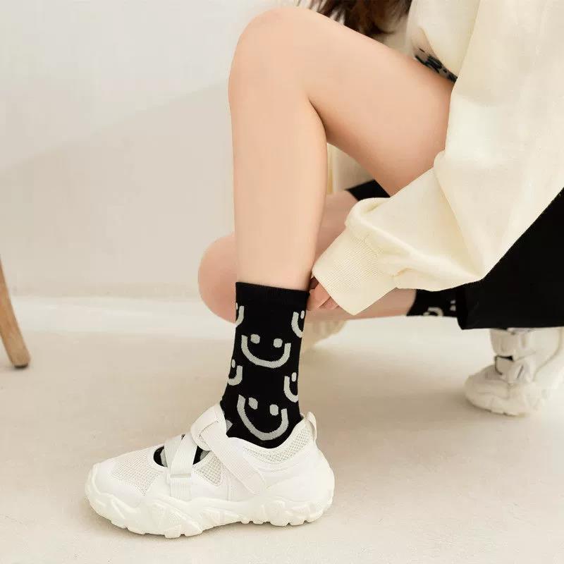 Women's Mid-Tube Japanese Cartoon Cute Black & White Smiley Face Socks, Trendy Korean Style, Perfect for Sports & Students.