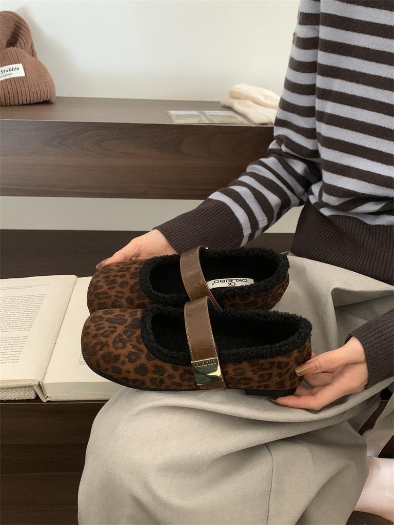 Niche Retro Brown Suede Flat-bottomed Plush Shoes Women's Winter New Split-toed Pig's Trotters Fashionable Mary Jane Shoes