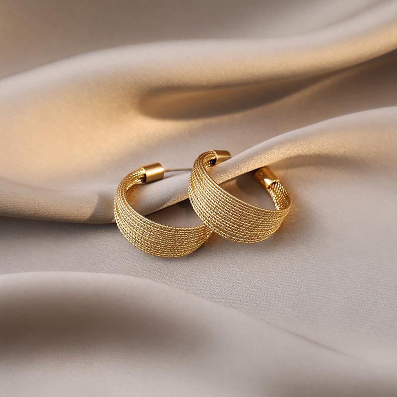 Luxury-luxurious Ear Jewelry, with A Silver-plated Metal Large Ring and Silver Needle Ear Stud, Is Stylish and Elegant.