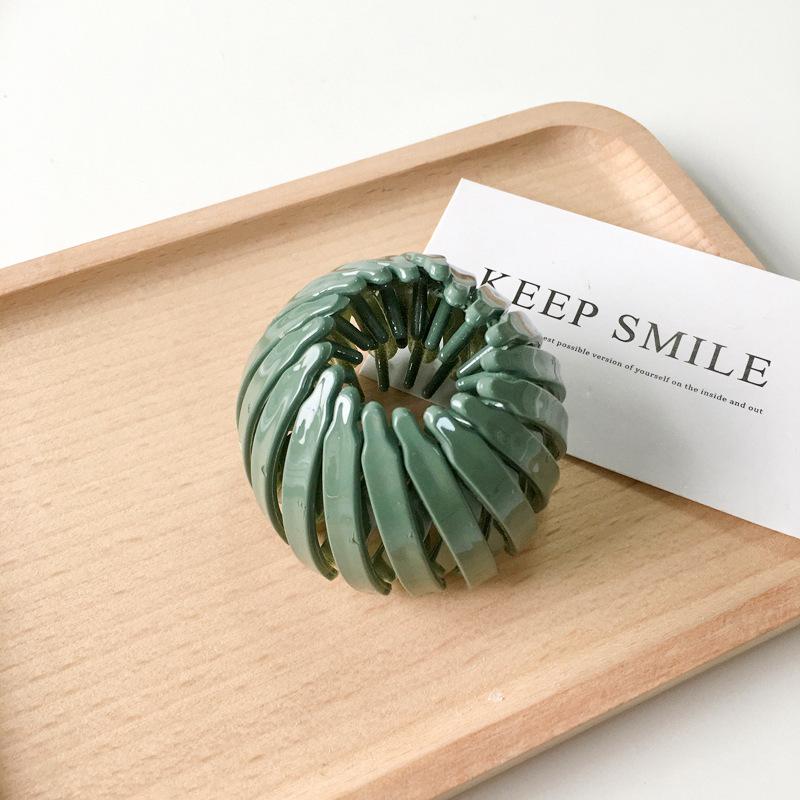 Beautifully Plastic Crafted Hair Claw Clips With Elegant Shapes And Vibrant Colors For Every Hairstyle Needs