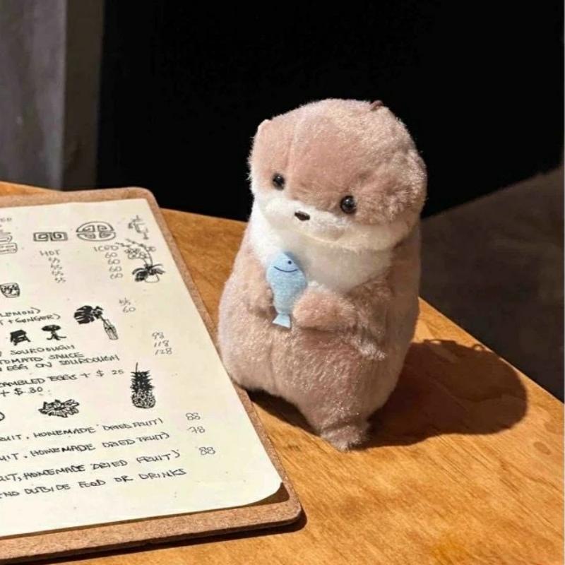 11CMCarini Lontre Che Tengono Pesci Bambola Peluche Portachiavi Leggero Ciondolo Appeso Oggetti di Scena Per Zaino Scolastico Portachiavi Portafoglio Bambola Giocattolo Regali