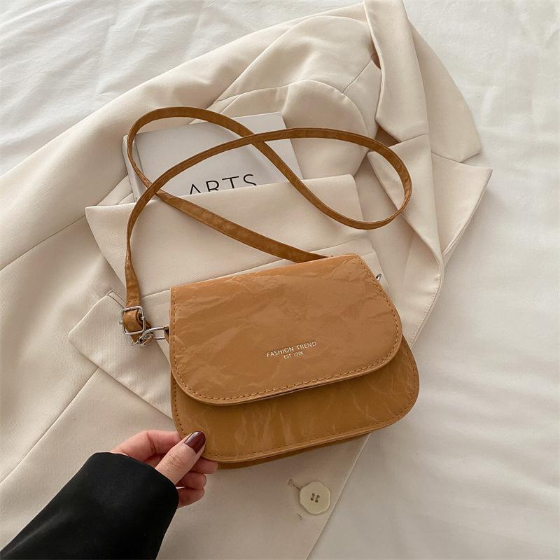 

Милая и простая 2025 новая трендовая корейская версия сумка-седло текстура повседневная сумка-мессенджер однотонная маленькая сумка красивая сумка через плечо коричневый