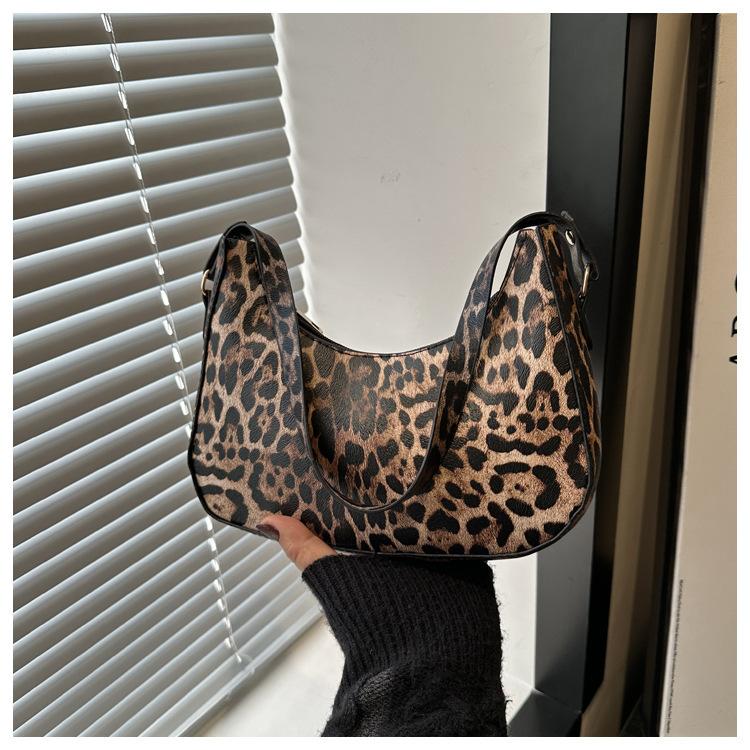 

Internet celebrity handbag female 2025 spring niche design versatile ins shoulder armpit bag personalized fashion dumpling bag