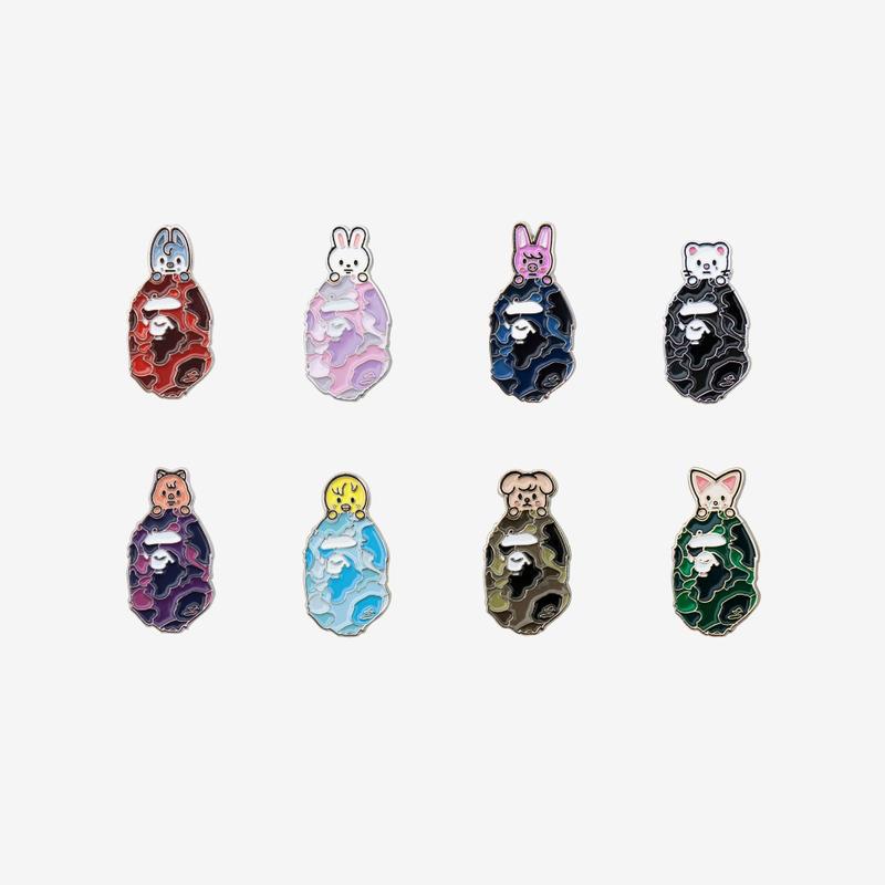 

[ПРЕДЗАКАЗ] STRAY KIDS × BAPE – МЕТАЛЛИЧЕСКИЙ ЗНАЧОК (8 типов) 8 IN SET