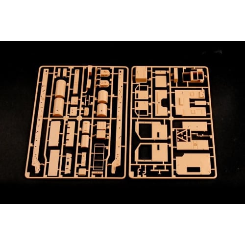 Hobby Boss 1/35 scale US Army M1070/M1000 Heavy Equipment Transporter Plastic Model