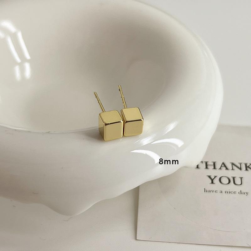 

Маленькие квадратные серьги-пусеты из золота s925: Холодный стиль, Унисекс, Идеально для круглых лиц, Осенняя коллекция, Высокий класс, Питающий уши