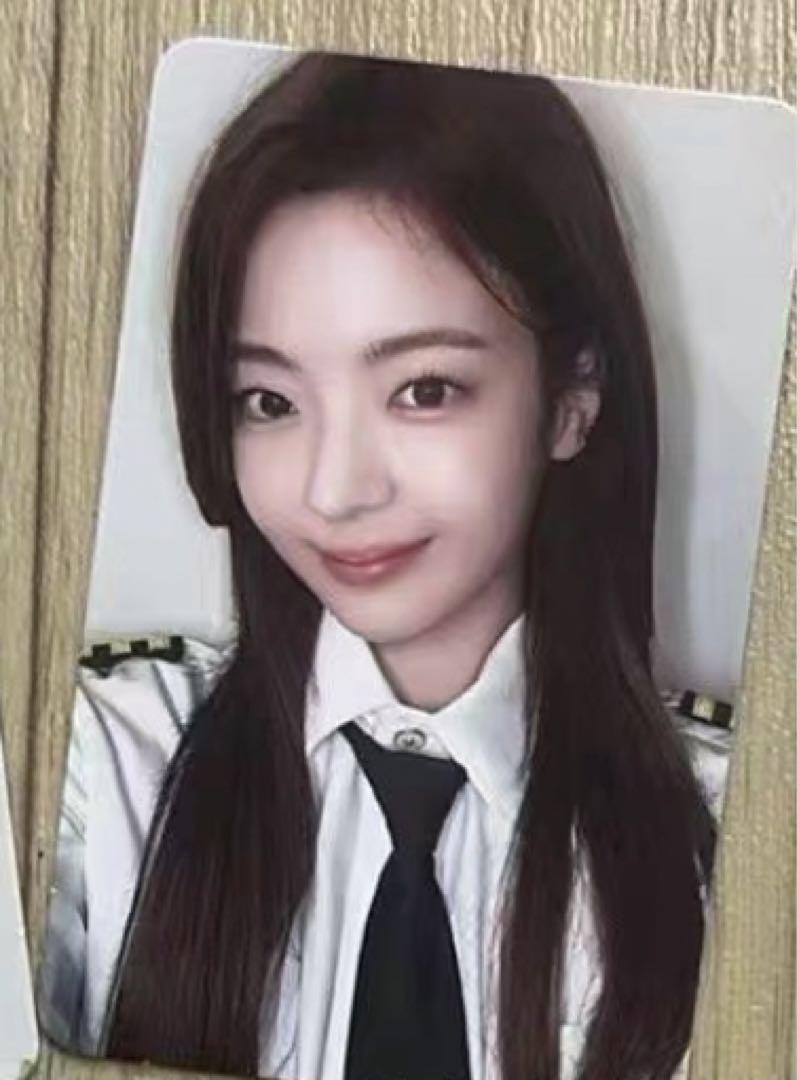 

[USED] itzy gold makestar limited edition pilot trading card rear