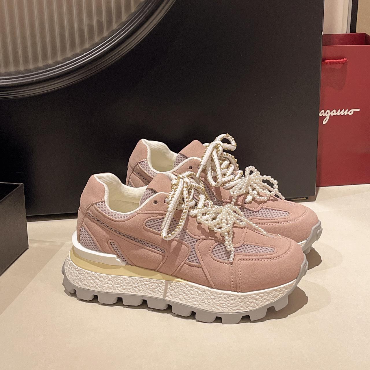 

The inner height is increased by 8cm, and the summer thick-soled and versatile Forrest Gump shoes are increased for small sports and leisure dads. Wo 40 розовый