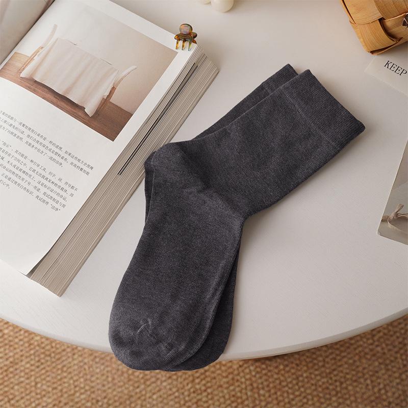 

Женские хлопковые носки Meillard средней длины, дышащие, с защитой от запаха, с мягкой свободной резинкой.