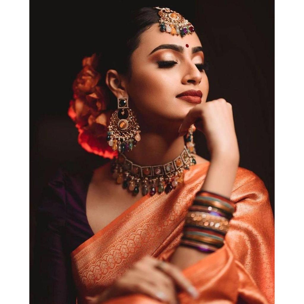 Seiden-Sari aus dem ALMAARI-Store ist mit wunderschönen Zari-Arbeiten in Form traditioneller Motive verziert.