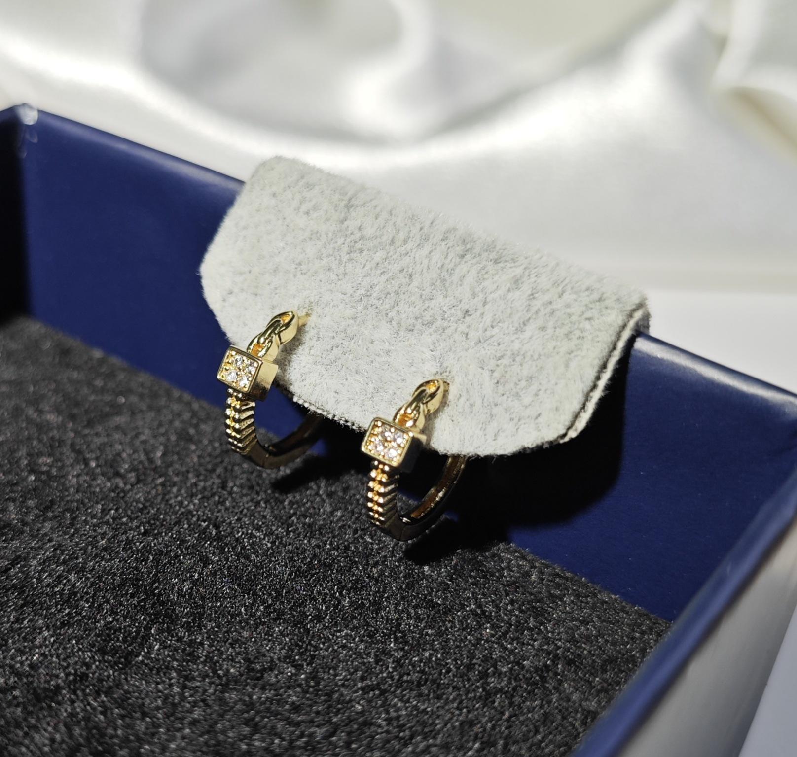 Изысканные квадратные серьги-каффы с бриллиантами-вспышками: Минималистичные женские серьги-заявления в стиле легкой роскоши