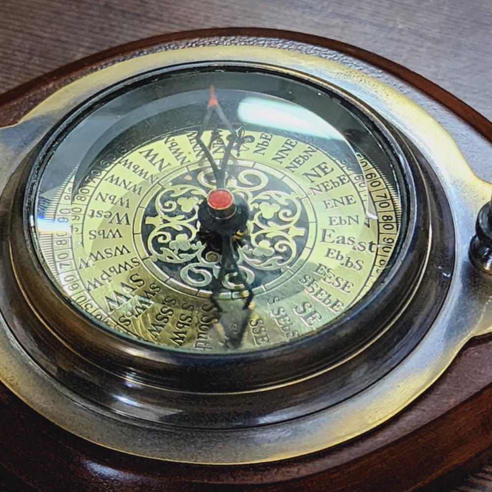 Eleganță Nautică Ceas de Birou din Alamă Antică cu Busolă Integrată Decor Maritim Atemporal pentru Casă 5,5 inch