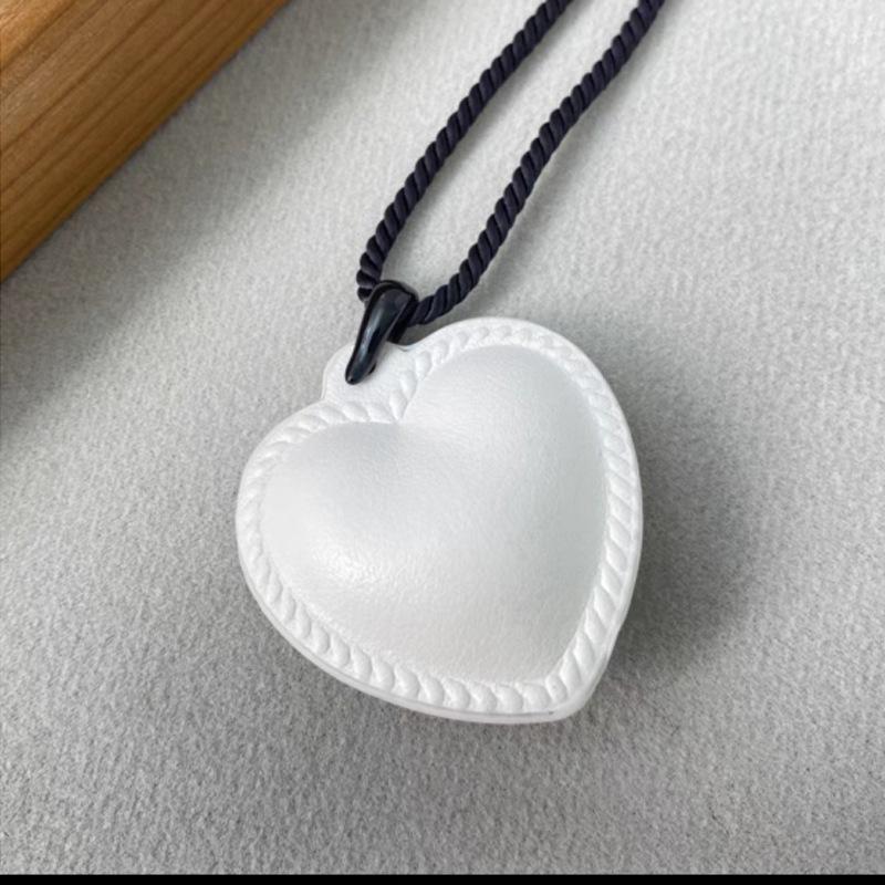 Love Pendant Necklace Internet Celebrity Fashion Versatile Sweater Chain High Sense Jewelry