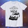 Unterschätze niemals einen alten Mann mit einem Mini Classic Car Design Bestseller Lustiges Meme Herren Damen Mode Top Retro Geschenk T-Shirt E1480