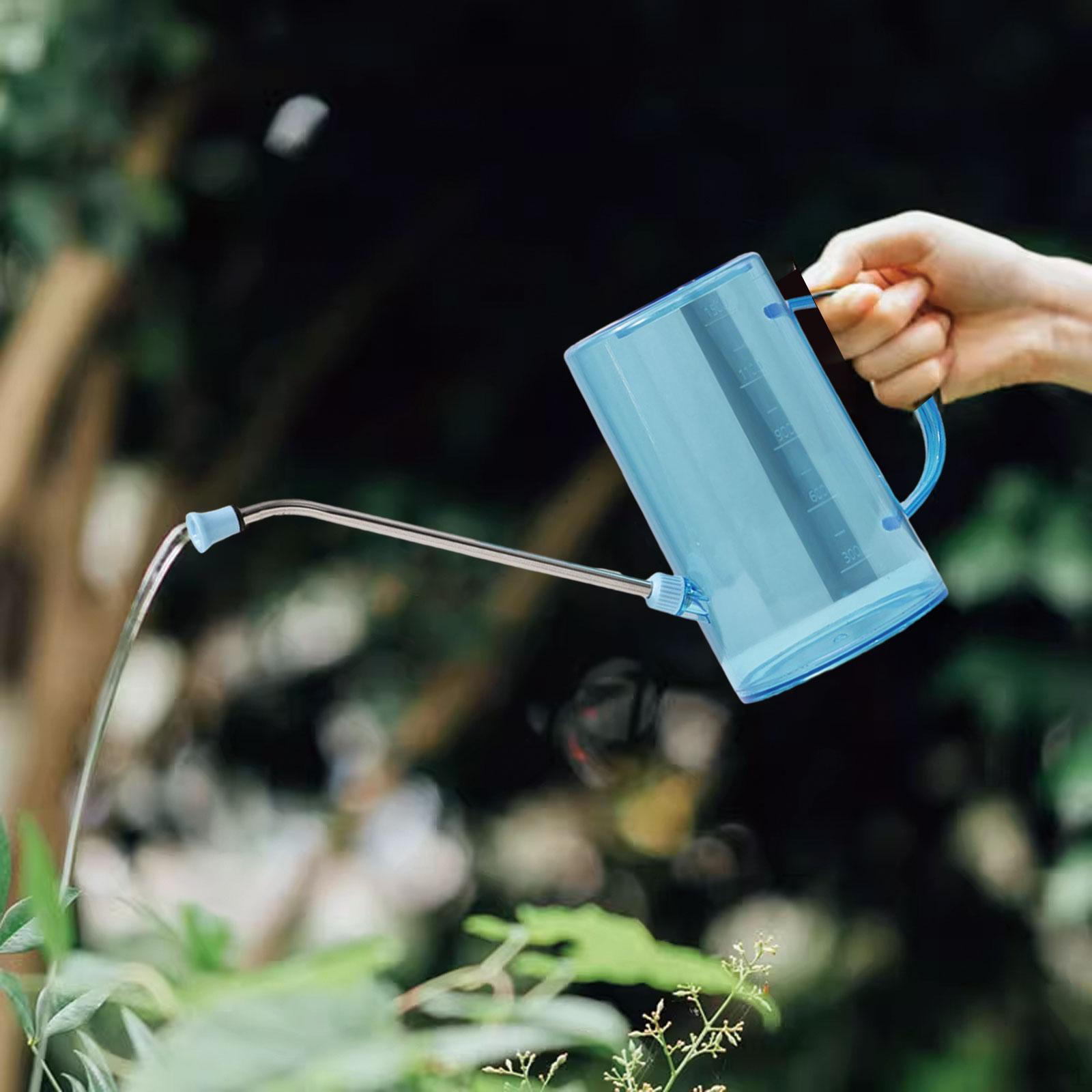 

1,5-литровый поливочный раствор можно использовать для цветов с длинной головкой разбрызгивателя синий