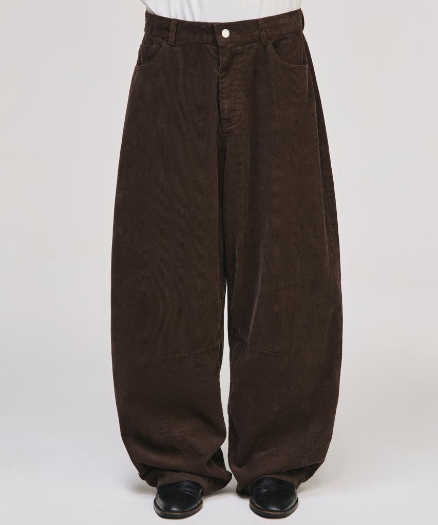 SIGNATURE Wide Curved Dart Corduroy Pants [Brown]