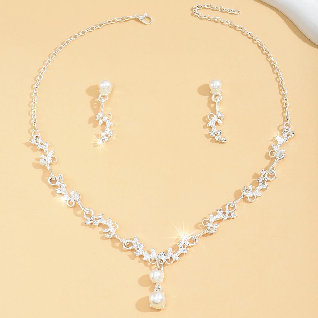 3 Pieces of Women's Trendy Leaf Pearl Earrings with Necklace Jewelry Set for Weddings, Banquets, Parties, and Holiday Gifts