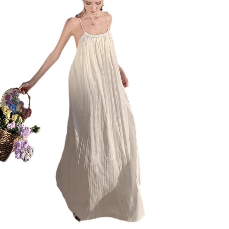 New white seaside vacation, high-end neck hanging, big halter, long skirt pleated, loose and thin, big pendulum Sanya sand
