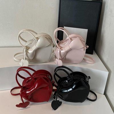 Trendige herzförmige kleine Handtasche Schmetterlingsknoten Einzel-Schultertaschen Mode vielseitig Herzanhänger Umhängetasche