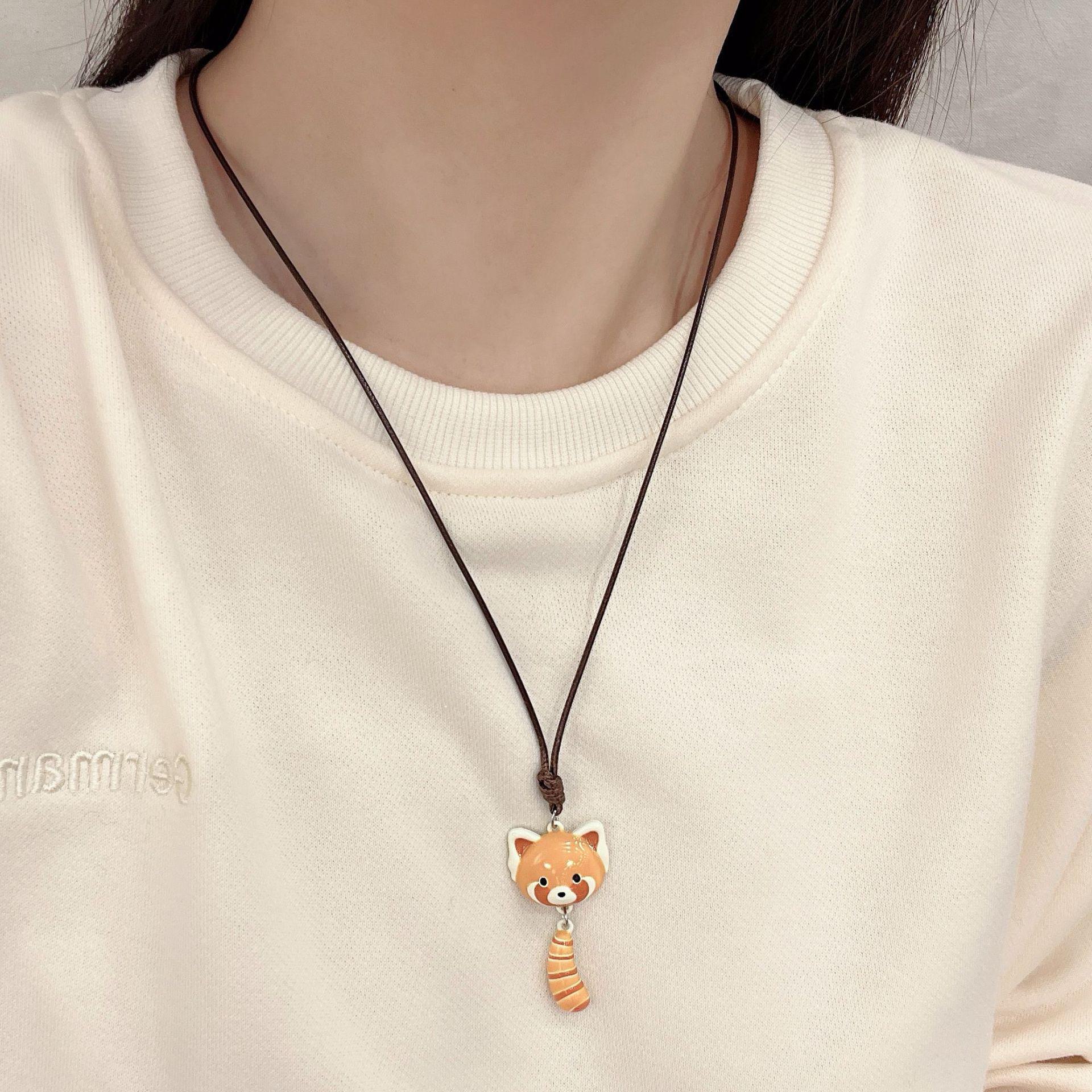 

Стильне намисто-кулон Червона панда 2024 року: Ланцюжок для зимового светра для жінок - простий, модний та цінний аксесуар N1397 червоний